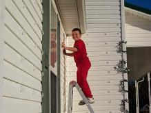 Joey putting up clips